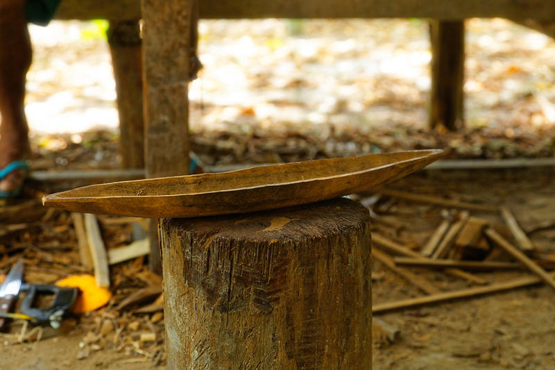 sculpture d'une pirogue en bois