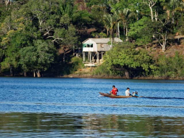 Caboclos embarqués sur une pirogue