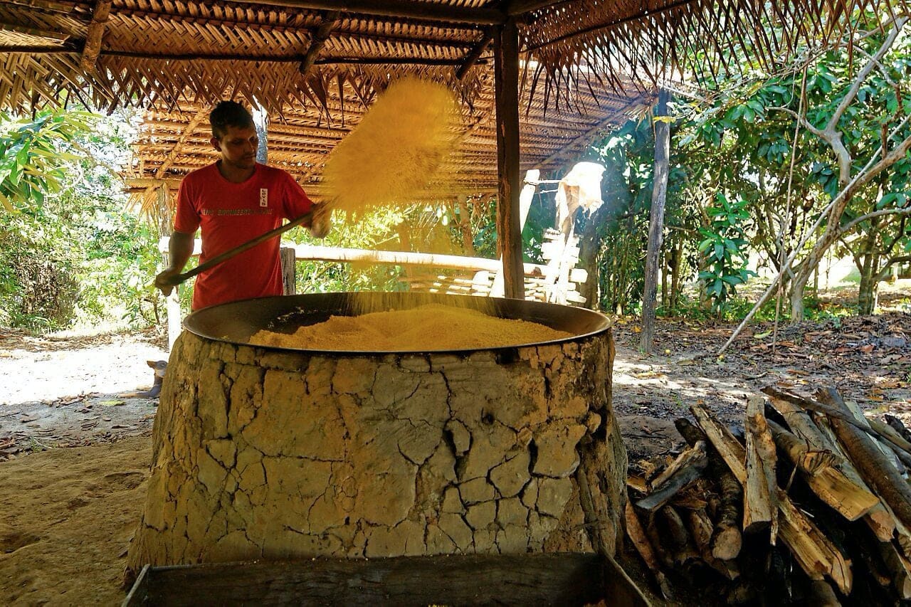 Un homme dans une ‘casa da farinha’ en Amazonie