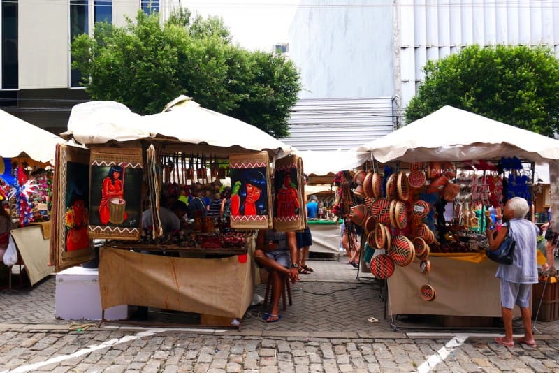 Des stands de marché en plein air à Manaus, au Brésil, exposent une grande variété d’artisanat local.