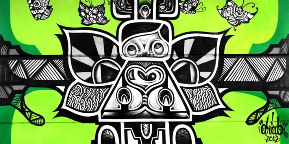 Fresque graphique en noir et blanc sur fond vert fluo représentant une créature stylisée aux formes géométriques, entourée de papillons aux motifs tribaux.