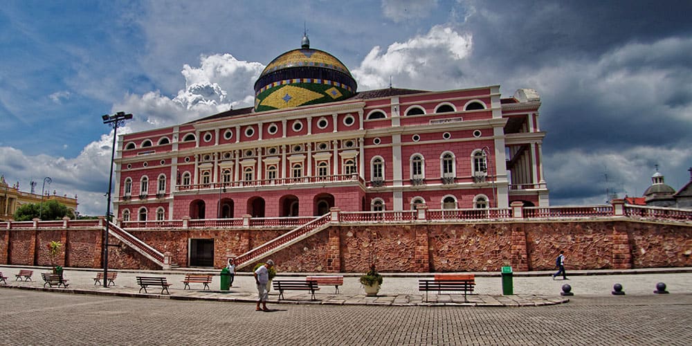 Photographie montrant la façade rose et blanche du Teatro Amazonas
