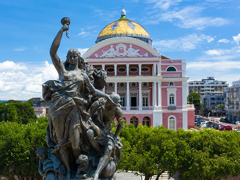 Statue en bronze sur la place devant le Teatro Amazonas à Manaus