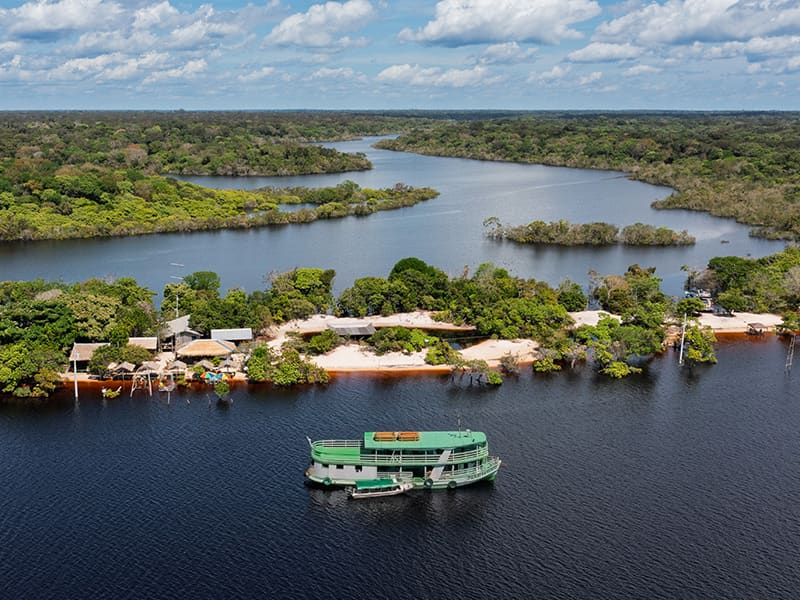 Vue aérienne d’un village en bord de rivière sur le Rio Negro en Amazonie