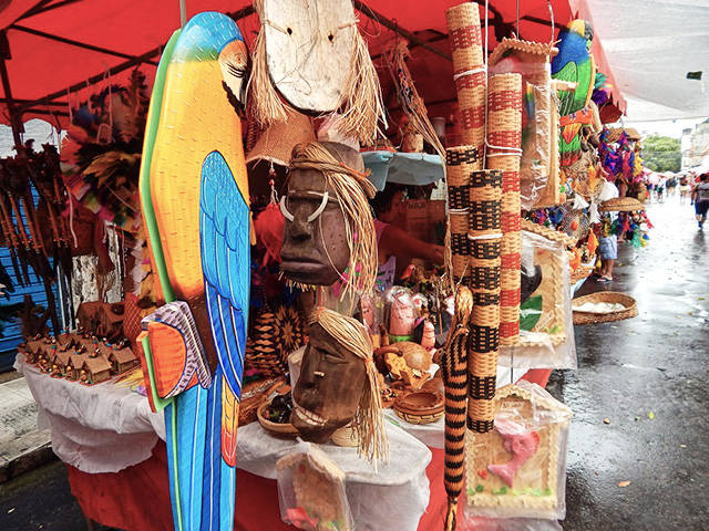 Marché artisanal, le dimanche matin