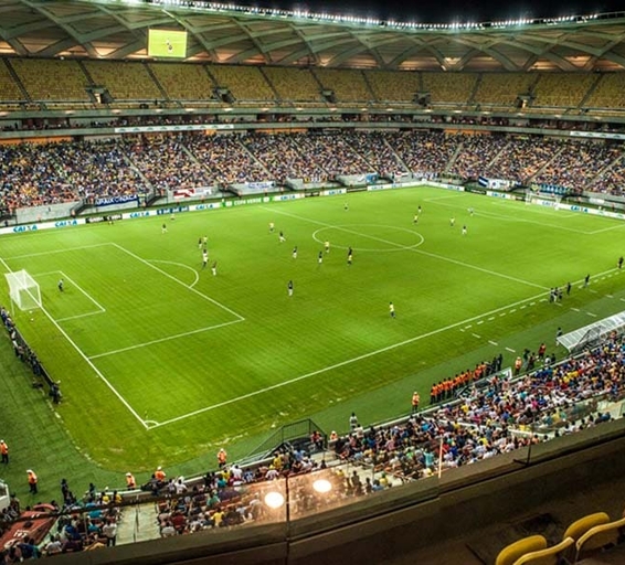 Vue panoramique d'un match de football à l'Arena da Amazônia, stade emblématique de Manaus au Brésil