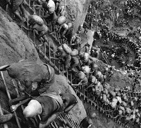Mineurs gravissant des échelles à Serra Pelada.